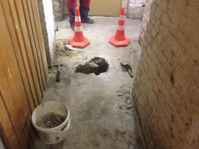 Bild 1: Schaden unter der Bodenplatte im Keller eines Wohnhauses (mehrgeschossig)