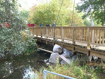 Bild 5: Montage einer Holzbrücke: Parkanlage Berlin-Britz